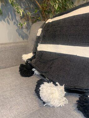 50% OFF LUVE SHOW New  Cotton pompom blanket black and white